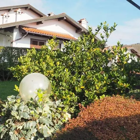 Casa vacanze Villetta vista lago con due giardini *