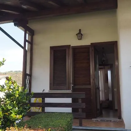 Casa vacanze Villetta vista lago con due giardini