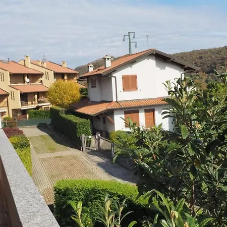 Villetta vista lago con due giardini Casa vacanze